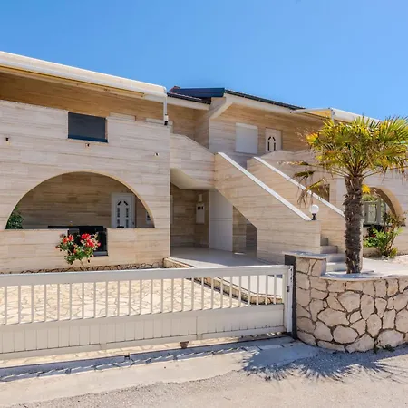 Lucica 2 By Interhome Vir